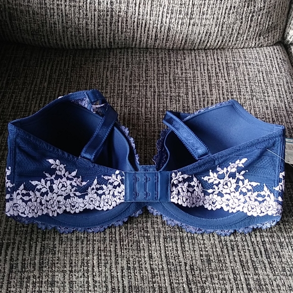 Embrace Lace Contour Wacoal Bra - Picture 5 of 6